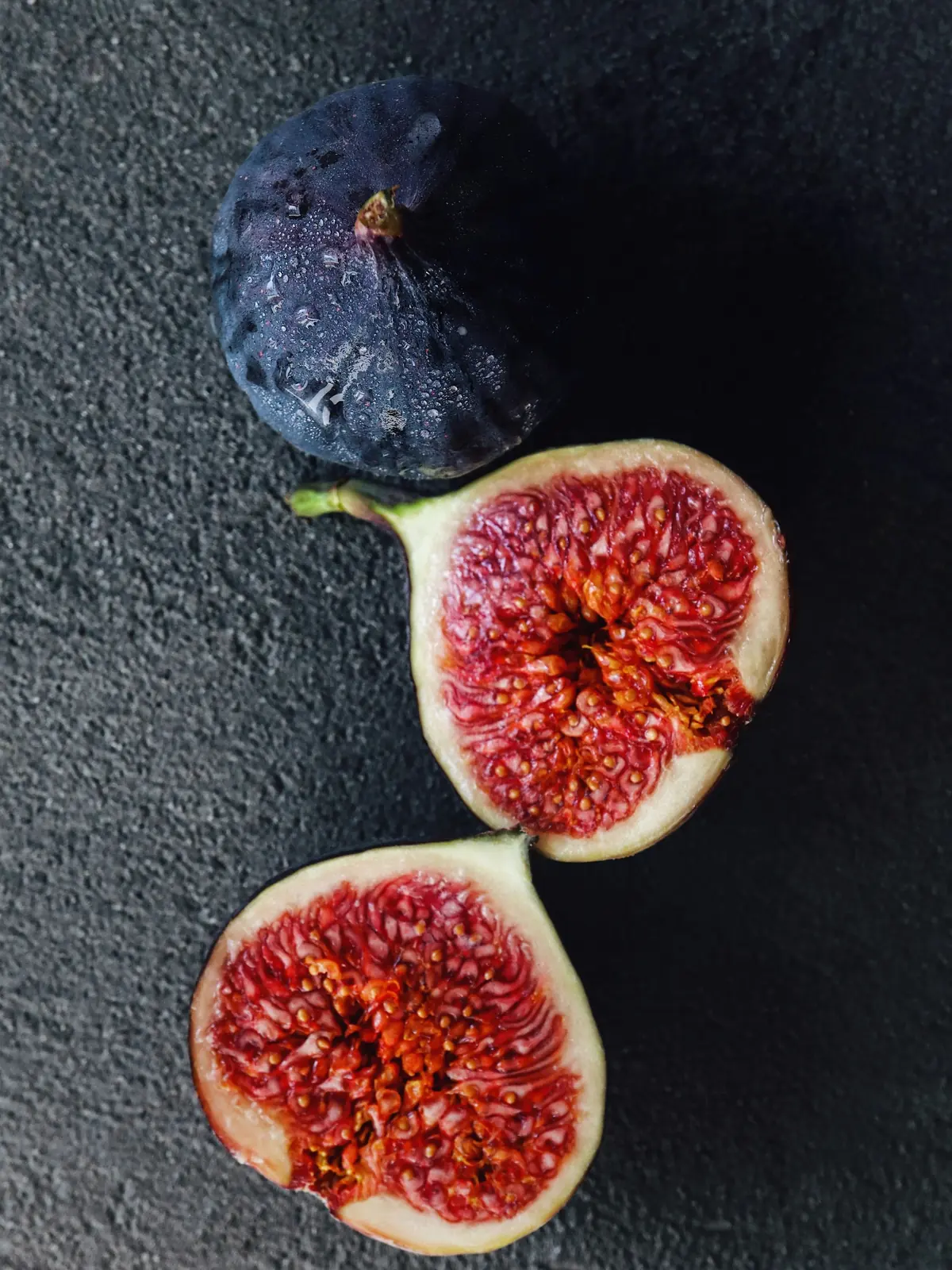 Fresh figs, halved and quartered